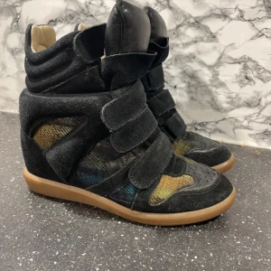 Isabel Marant sneakers - Isabel Marant sneakers med kilklack. Köpta här på plick, så jag har inte äkthetsbevis (därav priset), de ser dock exakt ut som mina andra som jag vet är äkta. Det är bara att fråga om ni undrar något. Pris kan diskuteras vid snabb affär!