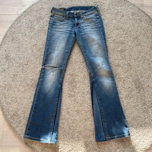 Blå jeans med slitningar - Säljer ett par blå Lee jeans med slitningar på ena benet. Perfekta för en avslappnad look. Jeansen är utsvängda vilket inte syns så bra på bilden då de är för korta för mig. Skriv för fler frågor! 💞