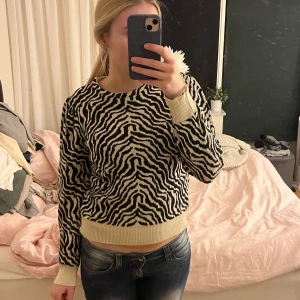 Zebramönstrad tröja - Säljer en cool zebramönstrad tröja med rund hals och långa ärmar. Tröjan har en svart och vit design med ribbade muddar vid ärmslut och nederkant. Perfekt för hösten. Skriv om ni har några frågor!💞