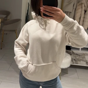 mega hoodie - Säljer den populära hoodie från BikBok. Den kommer aldrig till användning då jag har liknande i andra färger alltså är den i väldigt bra skick. Den är skön snygg och varm!