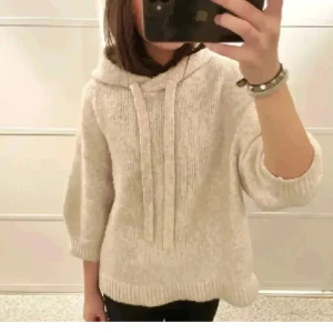 Beige stickad hoodie - Supernajs stickad hoodie med trekvartsärm, säljer i både storlek s och m (kolla min andra annons för andra storleken)