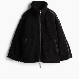 Teddyjavka  - Mysig svart teddyjacka från HM. Har använts några få gånger sen jag köpte den så att den är i väldigt bra skick, säljer då den tyvärr inte kommer så mycket till användning🤗 skriv för flera bilder☺️