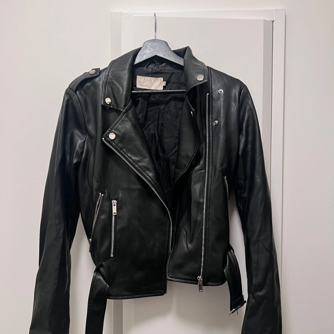 Svart skinnjacka med dragkedja