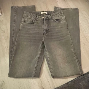 Jeans  - Gråa straight/ baggy jeans från Gina tricot. Använda ett fåtal gånger så inga defekter. 