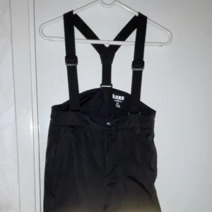 Täck byxor barn - Bra skick, reflexer både på framsidan och baksidan.