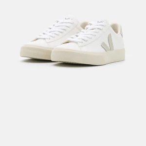 Intressekoll!!! - Intressekoll på mina veja skor!! Super snygga och i bra skick, köpte i somras, använda men fortfarande super fina!! Skickas i orginal kartong! Tryck inte på köp direkt då det är Intressekoll då!🥰🥰skriv för bilder eller frågor, pris kan diskuteras 