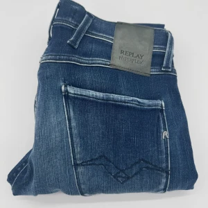 REPLAY ANBASS HYPERFLEX  - - Replay anbass hyperflex jeans - Slim fit passform - Storlek W28/L30 - Nypris runt 1800kr - Kontakta för fler frågor eller funderingar // Deluxecloset