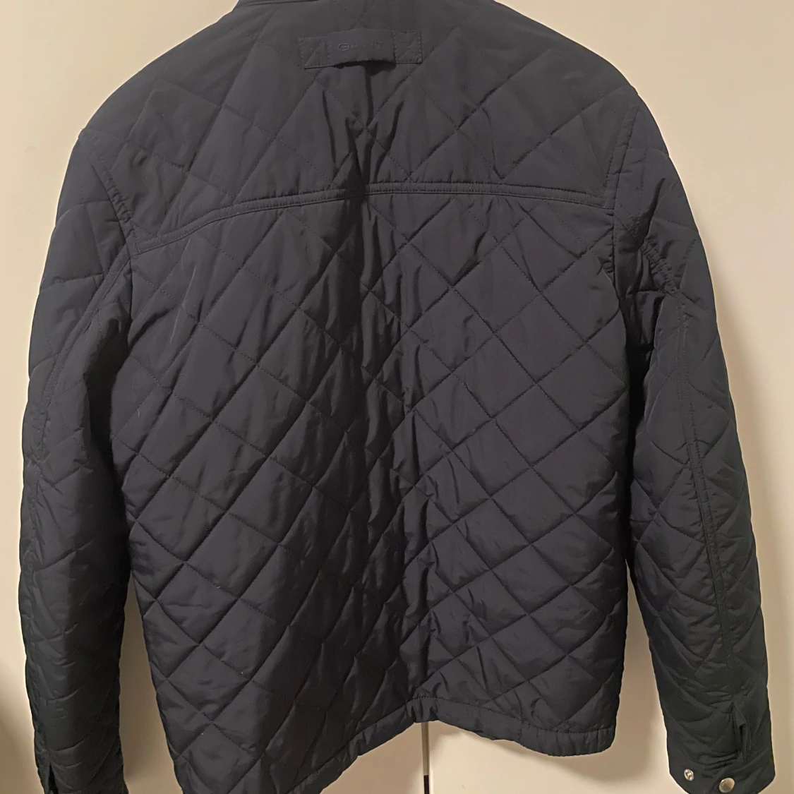 Mörkblå quiltad jacka från Gant - 90