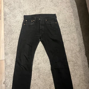 Svarta Levi's 501 jeans - Säljer ett par klassiska svarta Levi's 501 jeans. De har en rak passform och är tillverkade i slitstarkt denim. Perfekta för en stilren look. 🖤