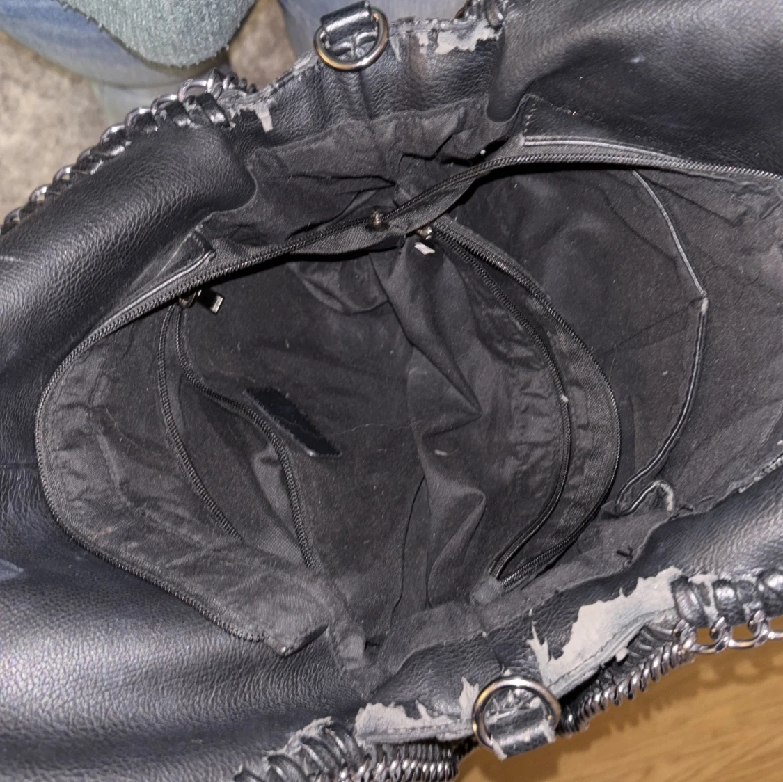 Svart axelväska med kedjedetaljer  - 91