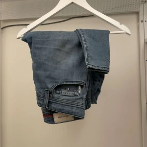 Tramarssa jeans  - Tjena säljer detta sjukt limeterade och snygga Tramarssa jeans i storlek w30! Skick 9/10 Inga defekter. Nu pris på dessa jeans ligger runt 3500! Om ni har några frågor så är det bara att höra av sig😁