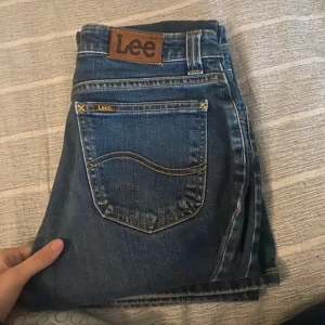 Blå jeans från Lee - Säljer ett par klassiska blå jeans från lee.  Low Rise är de. Det är storleken 32-31 men skulle säga de är lite större. Jag har storlek 36 i jeans vanligtvis skulle nog säga de e mellan 36/38 då de e snäppet lite för stora på mig. Men den sitter bra i längden och jag är 165/166