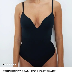 Svart stringbody - Säljer en jättefin populär body från hm slutsåld på hemsidan💕aldrig använd endast testat men tyvärr är prislappen borta💕 säljs pågrund av fel storlek 