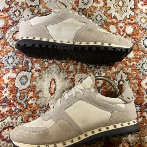 Valentino Rockrunners  - Hej! Säljer nu mina skor från märket Valentino , storlek 42.   bra skick , tveka inte på att höra av dig om du har frågor eller funderingar kring skorna!
