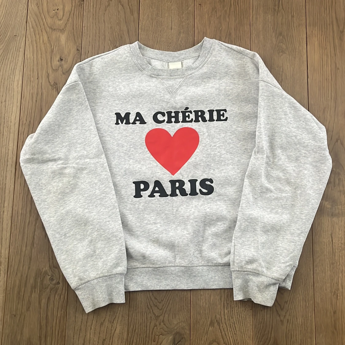 Grå sweatshirt med tryck