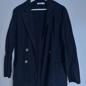 Linneskjorta - Snygg linneskjorta från NAKD med dubbelknäppning och i längre modell. Passar mig som vanligtvis är en S/M och är 180cm. Skriv för prisförslag eller frågor!