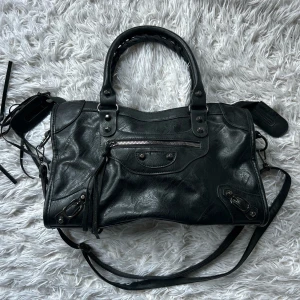 Handväska  - Rymlig handväska, fint skick. Köpt för ca ett år sedan men inte använd så mycket. Köp sker via köp nu, jag postar inom 24h. Kvar tills markerad såld 