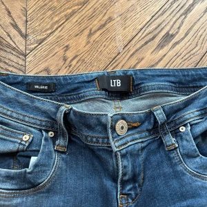 Blå bootcut jeans från LTB - JÄTTESNYGGA blå bootcut jeans från LTB med låg midja🤩 Storlek: 28/32.Har bara används ett fåtal gånger💓Säjler pga att de är förstora. ❗️Pris kan diskuteras❗️