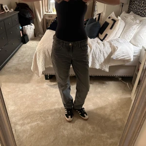 Grå jeansbyxor - Snygga grå jeansbyxor med en klassisk straight passform. De har en normal midja och är perfekta för en avslappnad stil. Byxorna har traditionella fem fickor och knappar framtill.