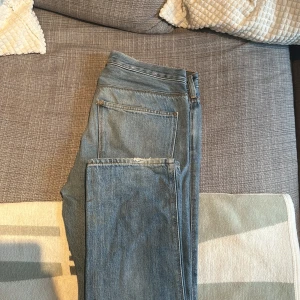 Blå jeans från Acne Studios - Snygga blå jeans från Acne Studios. tillverkade i ett slitstarkt denimtyg. Nypris, 2700kr säljer för 400kr då skavanker o slitage finns. Hör av er vid frågor och annat.