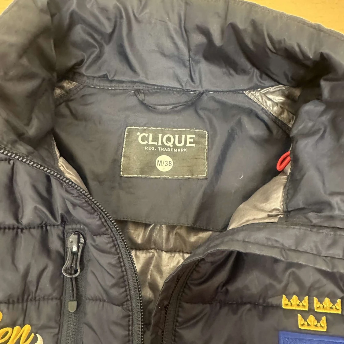 Mörkblå quiltad väst från svensk ridsport  - 1