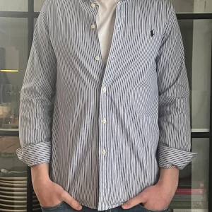 Polo Ralph Lauren skjorta - En fet skjorta ifrån Polo Ralph Lauren i storlek 16 år (passar xs)! Skjortan är använd men har fortfarande mycket att ge! Skjorta har inga större defekter! Skick: 8/10! Nypris: 1095kr! Mitt pris: 399kr!