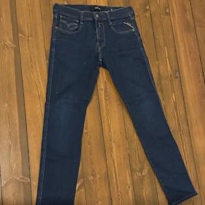 Mörkblå jeans från Replay - Snygga mörkblå jeans från Replay, modell Anbass. Populär model från Replay. Använda fåtal gånger!