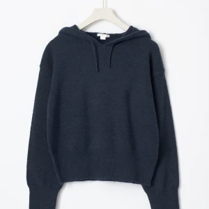 Mörkblå stickad hoodie - Säljer en mysig mörkblå stickad hoodie med långa ärmar och en klassisk huva ifrån gina young. Perfekt för kyliga dagar och ger en avslappnad stil. Passar bra till jeans eller leggings. Har aldrig använt den, om ni vill ha mer bilder jani ni bara kontakta mig.