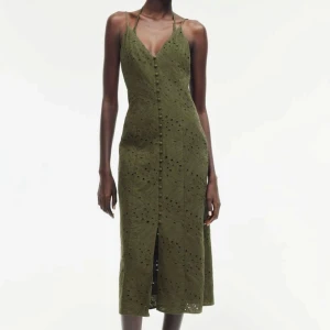 klänning med knappar - Midilång klänning med knappar framtill och knytning i ryggen