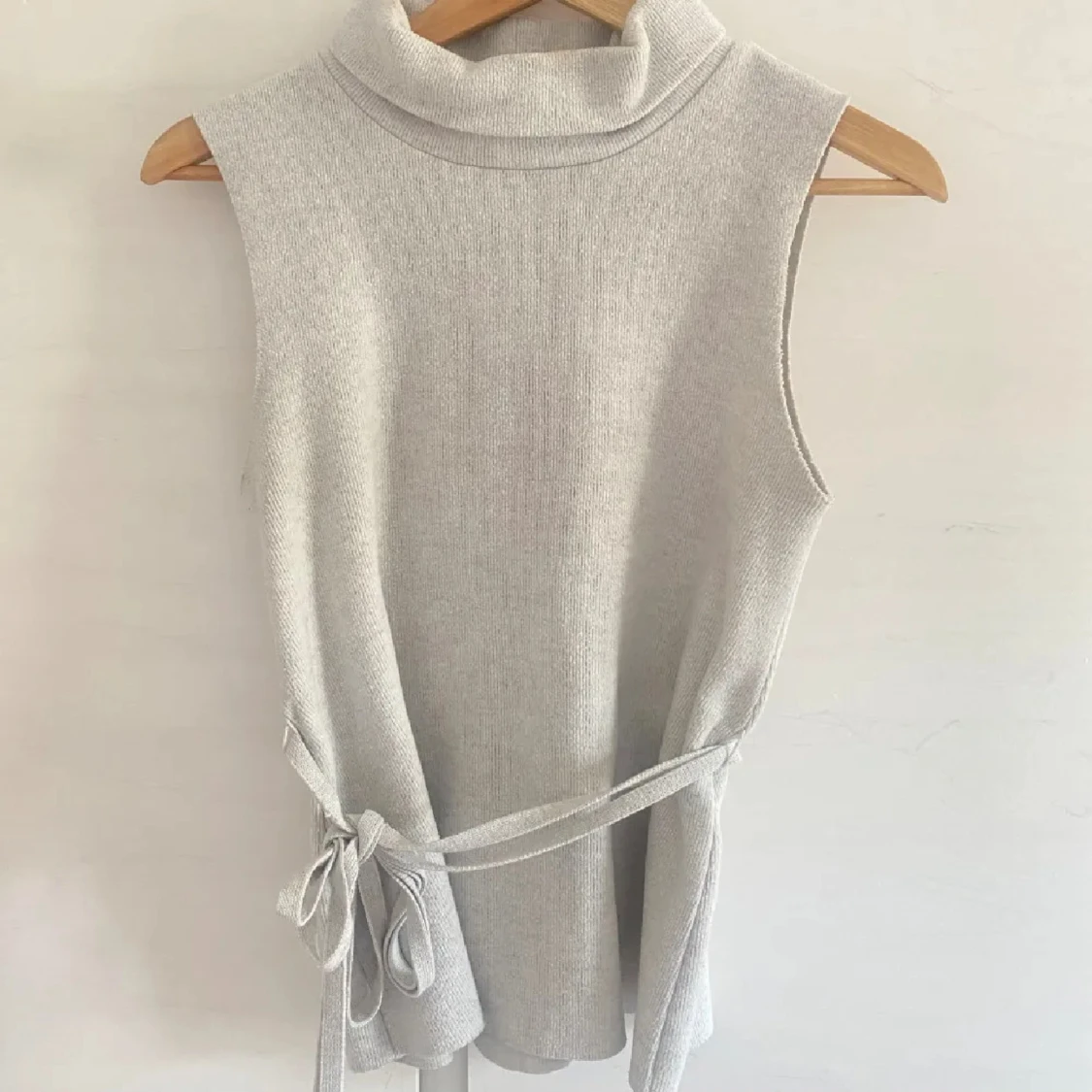 Grå ärmlös polotopp med knytband