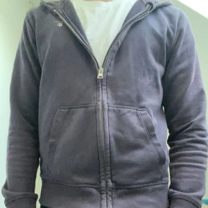 Gant zip hoodie - Säljer en mörkblå zip hoodie från Gant. Passar runt 160cm. Hör av dig om du har mer frågor