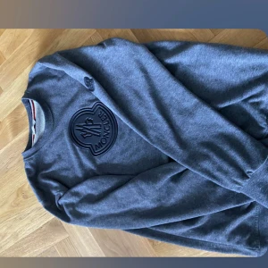 Moncler tröja  - Säljer nu min moncler tröja så jag inte använder den längre! Den är väldigt fint skick och inga skador osv! Priset är ej hugget i sten hör av er vid frågor! Storlek L men passar mer som en S/M 