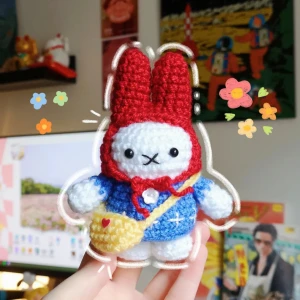 Postman Miffy Figur 💛💮🍎 - Supersöt virkad Miffy med röd luva, broderad blå klänning och en gul väska. 🧸 Perfekt julklapp till en Miffy älskare! Kan också göras till nyckelring 💌 Postas inom 5 dagar - Frakt 22kr via swish eller använd KÖP NU! 💛 mönster: @bondinbuds