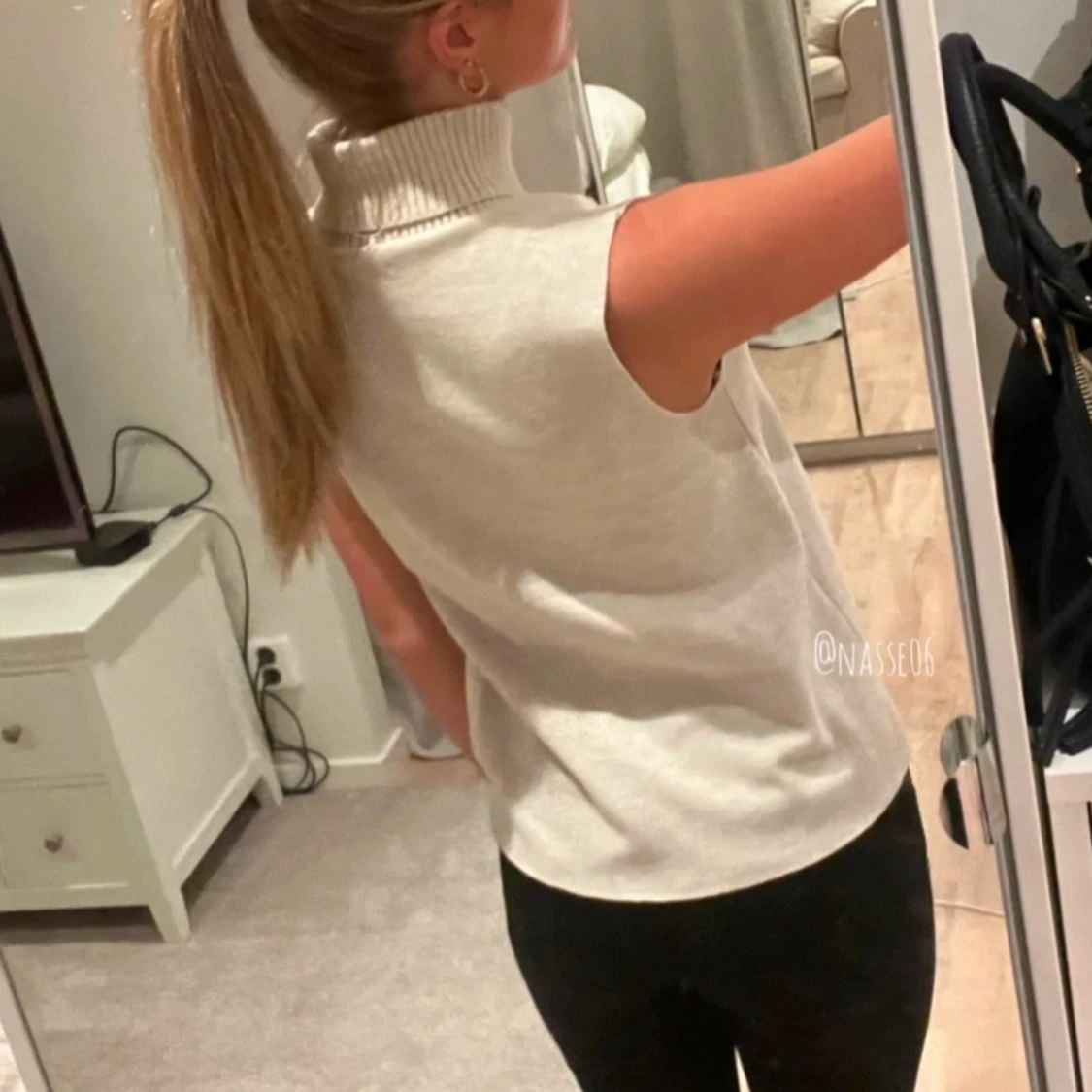 Beige stickad polotröja