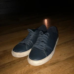 Axel arigato skor - Snygga Axel arigato skor med läder.De är hyfsat fräscha.och hör av er vid frågor 