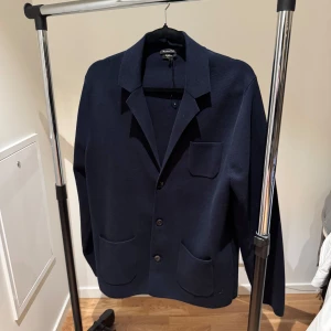 Mörkblå kavaj från Massimo Dutti - Snygg mörkblå kavaj från Massimo Dutti med klassisk krage. Storleken är L och skicket är väldigt bra på varan. Tveka inte på att höra av dig vid funderingar!