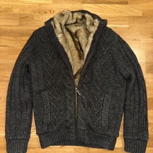Fodrad cardigan - cardigan med foder- cardigan med päls - päls cardigan - Säljer nu en ass fet och extremt eftertraktad päls cardigan som blivit mycket populär nu, extremt svåra nästan till omöjliga att hitta överhuvudtaget men denna är i nyskick! Storlek M, men passar garanterat S med! Märken som Loro Piana och Rose & Born har liknade varianter men för 10 gånger så mer! Skriv gärna vid frågor🤝