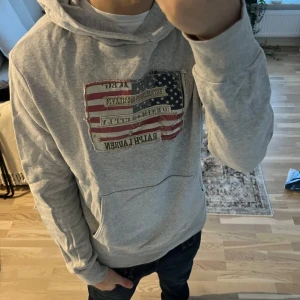 Ralph lauren hoodie  - Tjena! Säljer en as fet hoodie från Ralph lauren, vintage i toppskick! Perfekt till allt och stor efterfråga!