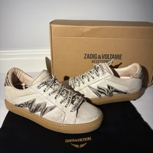 Zadig Voltaire Skor - Väldigt snygga skor från zadig voltaire! Storlek 38. Original Box och Dustbag medföljer! Bra skick men lite slitna i lädret. Hör av er vid frågor!