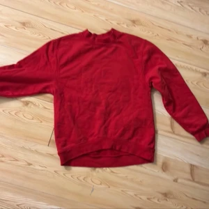 Röd tröja från J. Lindeberg - Säljer en snygg röd tröja från J. Lindeberg. Tröjan har en enkel design med långa ärmar och rund hals. Perfekt för en stilren look. Passar bra till både jeans och chinos.