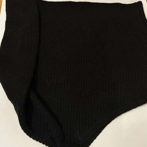 Svart stickad med en arm - Snygg svart stickad tröja  från Noisy May. Perfekt för en enkel outfit men kan lätt kläs upp . Den stickade designen ger en unik touch och komfort. super snygg men aldrig använd