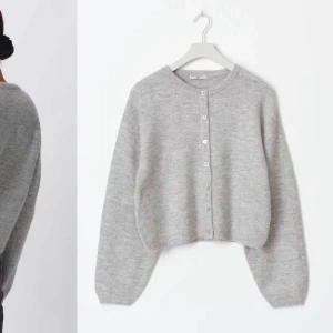 Grå kofta med knappar - Mysig grå kofta med knappar framtill. Den har en enkel och stilren design med långa ärmar och en rund halsringning. Perfekt för kyligare dagar. Endast testad. Kan tänka mig att sänka priset vid snabb affär. 