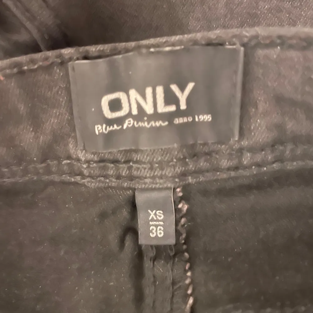 Snygga svarta jeans från ONLY i storlek XS. De har en klassisk femficksdesign med knapp och dragkedja fram. De är flare och i väldigt bra skick. Passar bra i längden på mig som är 175 cm. De är mid waist. De är från only tall.. Farkut & Housut.
