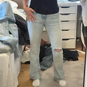 Ljusblå jeans med slitningar - Snygga ljusblå jeans med slitningar på knäet. De har en klassisk femficksdesign och en bekväm passform. Perfekta för en avslappnad stil. Dem är midwaist och har bara använts fåtal gånger🩷