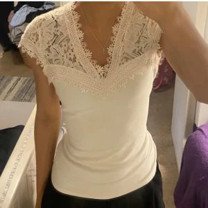 Beige topp med spetsdetaljer - Topp från Hm, knappt använd. Storlek xs men passar även mig som storlek S ( lånade bilder från personen jag köpte från)