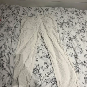 Linnebyxor - Säljer linnebyxor från H&M eftersom jag växt ur dom. Inte använda så mycket och inga skador på dom. 
