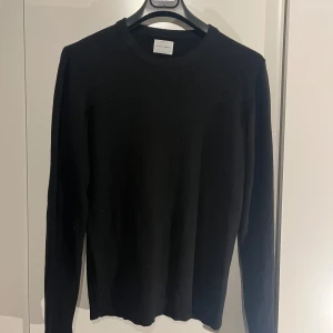 Svart merinoulltröja från A Day's March - Säljer en stilren svart tröja i merinoull från A Day's March. Nypris: 1119, mitt pris: 429kr 🏷️Perfekt för kyligare dagar med sin mjuka och värmande kvalitet.  Storlek Medium, topp skick, bara att höra av sig vid intresse :)