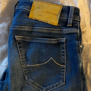 Jacob Cohen Jeans  - Säljer nu ett par av mina Jacob Cohen jeans. Nypris på 5499kr, i grymt skick. Ända defekten är lappen där bak som gått lite sönder pga tvätt. Annars i super skick, hör av er vid frågor & funderingar!🤝(PRISET ÄR INTE FAST)