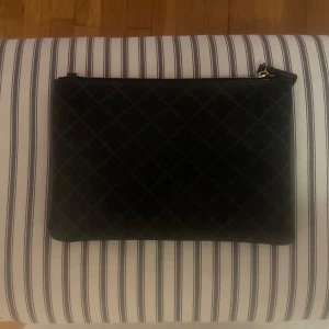 Malene birger väska - Kuvertväska/clutch från by malene birger i ”charcoal” 💕Band finns med, inga bud under 600kr🤗