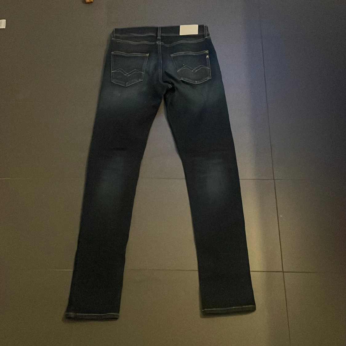 Mörkblåa jeans från replay - 1